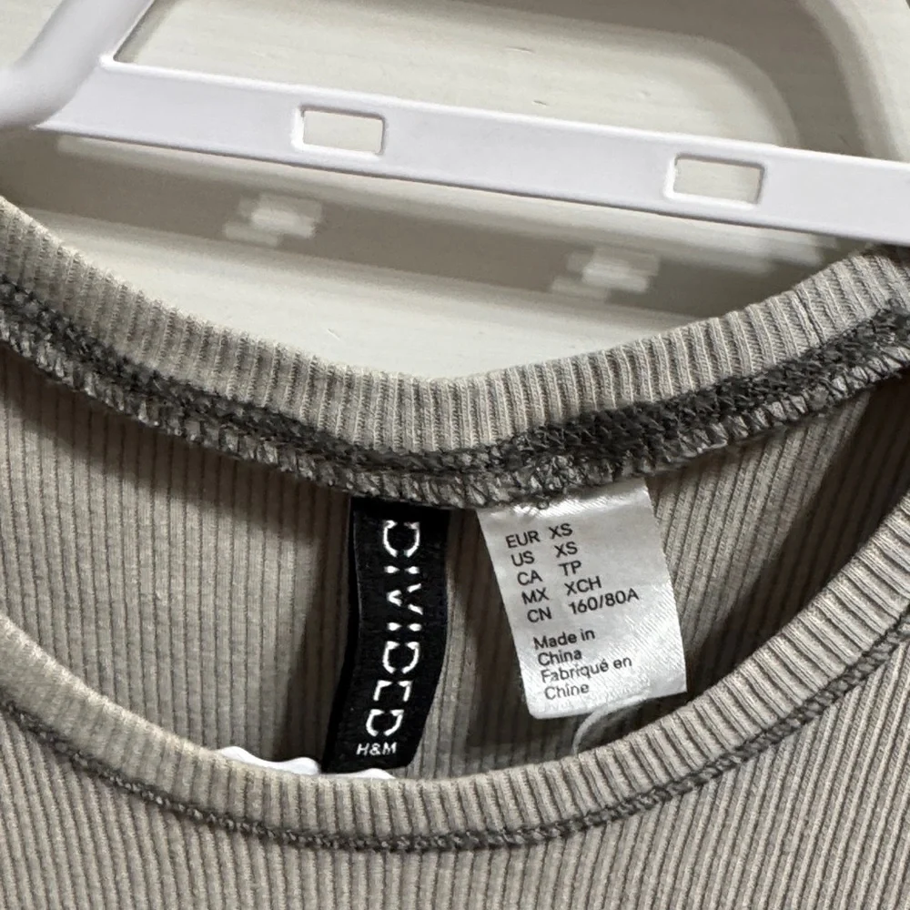 H&M Ribbed Gray Top - Picture 2 of 2